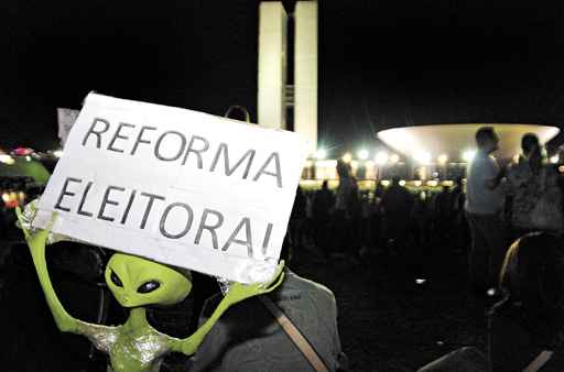 Até um ET pede a reforma política no Brasil: apesar do tom irônico adotado nos protestos, o tema é uma das principais bandeiras defendidas nas manifestações pelo país (Viola Júnior/Esp. CB/D.A Press - 26/6/13)