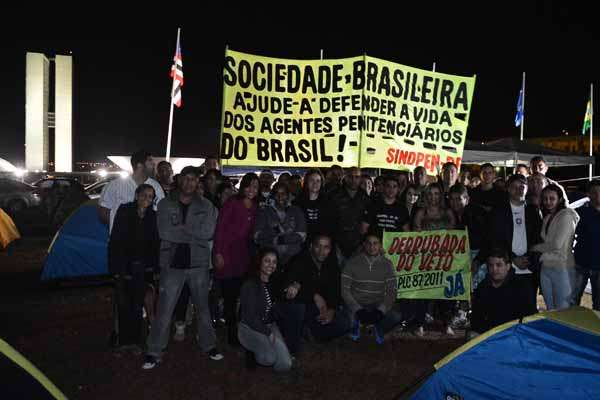 Manifestantes protestam contra projeto que visa desarmar os agente penitenciários (Daniel Ferreira/CB/D.A.Press)