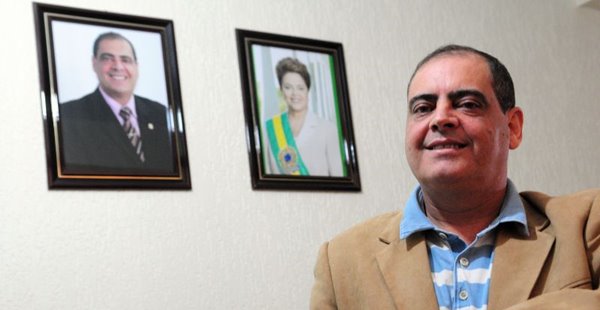 Wagner Moreira, ao lado do retrato de Dilma na parede: apesar da aparência, nenhum vínculo com o poder público (Bruno Peres/CB/D.A Press)