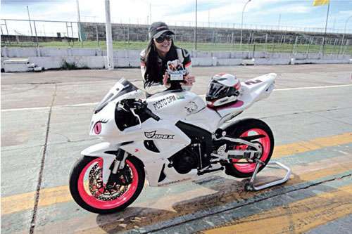 Vanessa Daya: a piloto de motovelocidade morreu após sofrer um acidente durante o Campeonato Regional, em Brasília  (Facebook.com/Reprodução da Internet)