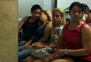 A mãe da vítima foi amparada por parentes no hospital, juntamente com a prima de Bruna (de cabelos louros) que foi resgatada (Tânia Passos/DPD.A Press)