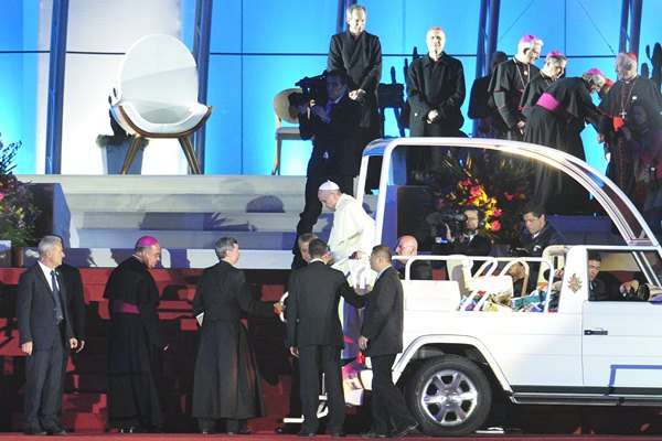 Papa chegao ao palco, em Copacabana para assistir à Via Sacra (Ed Alves/CB/DA Press)