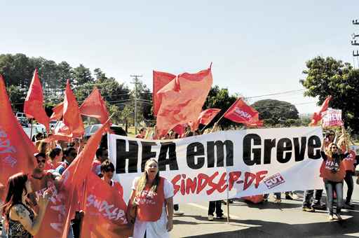 Trabalhadores do Hospital das Forças Armadas saíram às ruas ontem para cobrar do governo o cumprimento de acordos antigos. Trânsito foi prejudicado (Antonio Cunha/Esp. CB/D.A Press)