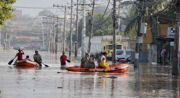 Bombeiros usam botes para resgatar moradores: ruas alagadas (Severino Silva/Agência O Dia)