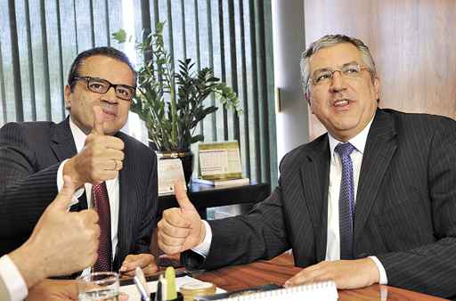 Padilha (D), ao lado do presidente da Câmara, Henrique Eduardo Alves: périplo pelo Congresso (Antonio Cruz/ABr) Padilha (D), ao lado do presidente da Câmara, Henrique Eduardo Alves: périplo pelo Congresso (Antonio Cruz/ABr)