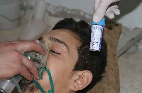 Homem afetado por gás químico respira por máscara de oxigênio em Damasco (Fadi al-Dirani/Shaam News Network/Reuters)