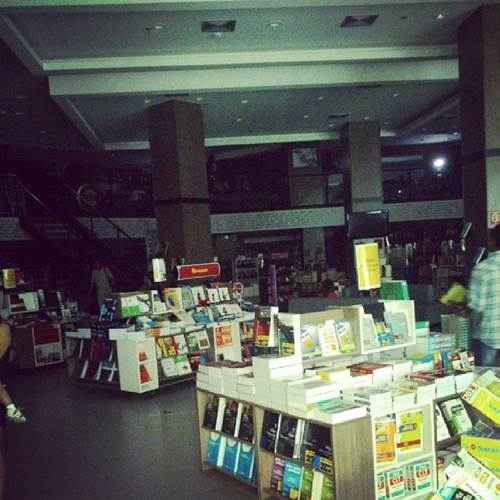 Imagem do um shopping da Bahia, sem energia (Instagram/reprodução/@gykaxavier)