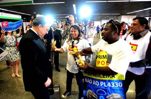 Sindicalistas entregam bananas aos passageiros do Aeroporto JK (Ronaldo de Oliveira/CB/D.A Press)
