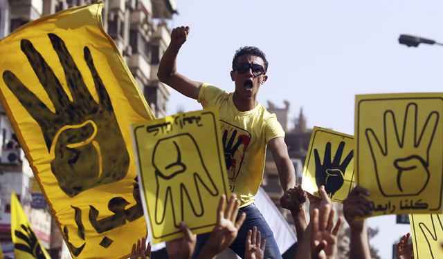 Manifestantes gritavam 'Abdel Fattah é um açougueiro', em referência ao general Abdel Fattah al-Sissi, chefe do Exército e novo homem forte do país (AMR ABDALLAH DALSH/ Reuters)