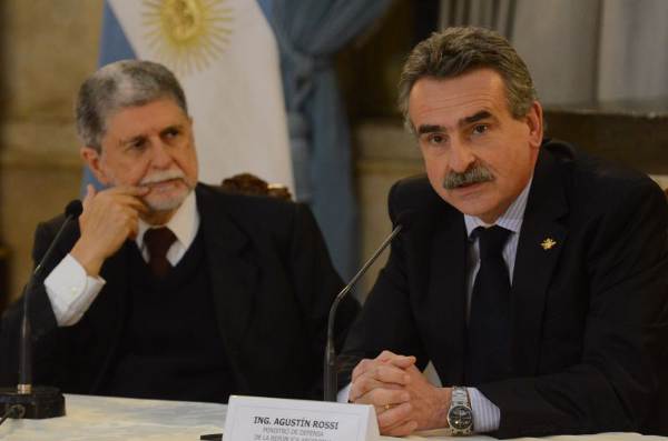 Rossi e Amorim ressaltaram também o 'caráter estratégico' da cooperação bilateral  (Ministério da Defesa/Divulgação)
