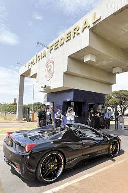 Carros de luxo, como uma Ferrari preta, foram apreendidos pela PF há uma semana: lavagem de dinheiro (Gustavo Moreno/CB/D.A Press - 19/9/13)