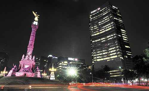 O monumento Anjo da Independência foi escolhido na Cidade do México para receber as luzes especiais (Daniel Aguilar/Reuters)