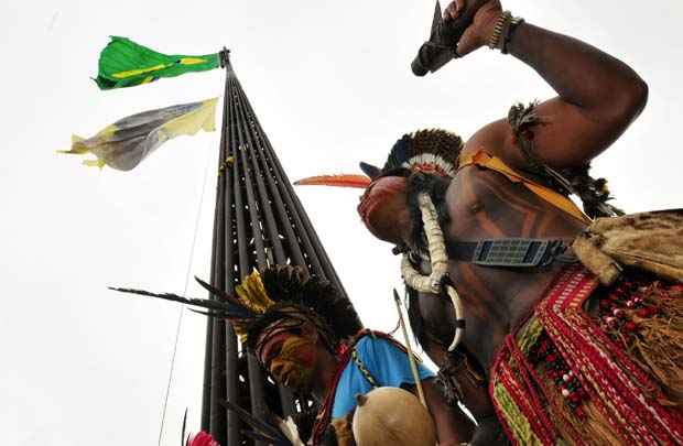 Índios sob bandeira colocada em mastro da Praça dos Três Poderes (Ed Alves/CB/D.A Press)