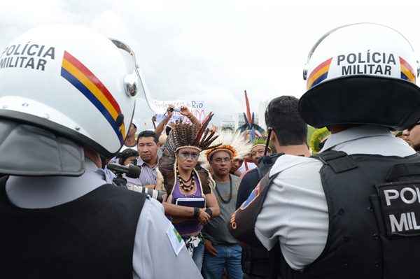 Um grupo de índios e ativistas do Greenpeace, realizaram na manhã desta terça-feira (1º/10) uma manifestação contra a PEC 215, que altera as regras para demarcações de terras indígenas (Antônio Cruz/ABr)