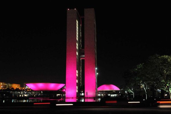 Iluminação da campanha contra o Cancêr de Mama, Outubro Rosa, no Congresso Nacional em 2012 (Iano Andrade/CB/D.A. Press)