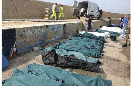 Sacos para corpos contendo imigrantes africanos, que se afogaram tentando chegar às costas italianas, encontram-se no porto de Lampedusa (Nino Randazzo/Reuters)