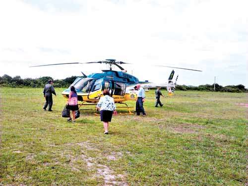 A ministra (de costas) embarca no helicóptero em Laguna (SC) (Reprodução)