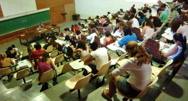 Estudantes durante a prova do Enem: no ano passado, 60 mil pessoas fizeram o exame adotado pela UnB no Distrito Federal (Iano Andrade/CB/DA Press)