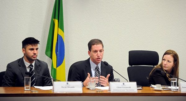 Senador Pedro Taques (PDT-MT) propôs ao jornalista que entregasse à CPI os documentos que tem sobre o Brasil para serem analisados pelo colegiado (Evaristo Sa/AFP PHOTO) Senador Pedro Taques (PDT-MT) propôs ao jornalista que entregasse à CPI os documentos que tem sobre o Brasil para serem analisados pelo colegiado (Evaristo Sa/AFP PHOTO)