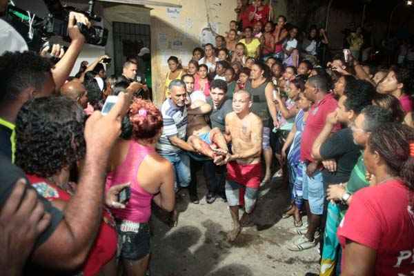 Presos feridos foram resgatados e levados para hospital da região (Honório Moreira/IMP/DA Press) Presos feridos foram resgatados e levados para hospital da região (Honório Moreira/IMP/DA Press)