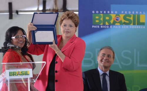 Dilma recebeu uma placa com homenagem das mãos presidente do Sinpetaxi, Maria do Bonfim Santana (Mariazinha) (Fabio Rodrigues Pozzebom / Agência Brasil) Dilma recebeu uma placa com homenagem das mãos presidente do Sinpetaxi, Maria do Bonfim Santana (Mariazinha) (Fabio Rodrigues Pozzebom / Agência Brasil)