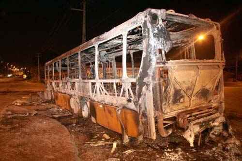 Ônibus incendiado: outros atos de violência foram registrados pela cidade, que podem ter relação com o conflito (Honório Moreira/IMP/DA Press) Ônibus incendiado: outros atos de violência foram registrados pela cidade, que podem ter relação com o conflito (Honório Moreira/IMP/DA Press)