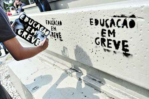 Em greve desde agosto, professores da capital fluminense pedem o cancelamento do Plano de Cargos e Salários, aprovado no começo do mês pelos vereadores: movimento conta com o apoio dos black blocs (Yasuyoshi Chiba - AFP 1/10/13) Em greve desde agosto, professores da capital fluminense pedem o cancelamento do Plano de Cargos e Salários, aprovado no começo do mês pelos vereadores: movimento conta com o apoio dos black blocs (Yasuyoshi Chiba - AFP 1/10/13)