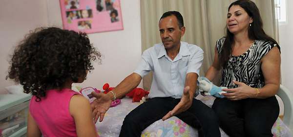Os empresários Valbio Messias da Silva e sua esposa, Liamar Dias de Almeida, com a filha adotiva (Gladyston Rodrigues/CB/DA Press) Os empresários Valbio Messias da Silva e sua esposa, Liamar Dias de Almeida, com a filha adotiva (Gladyston Rodrigues/CB/DA Press)