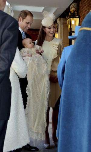 O príncipe William e a duquesa Catherine carregam o príncipe George: cerimônia para poucos (John Stillwell/Reuters)