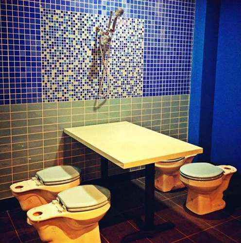 Restaurante onde clientes sentam em vaso sanitário (Reprodução Facebook)