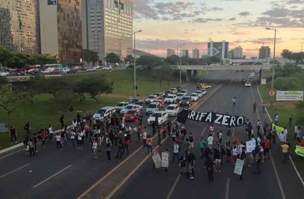 Manifestação por tarifa zero fecha Eixo Monumental e Eixão Norte