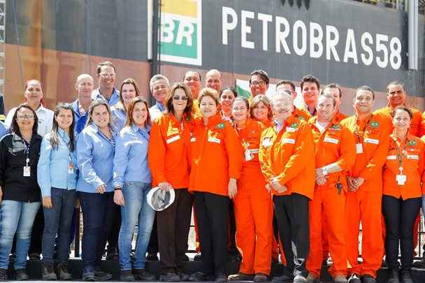 Dilma Rousseff participou da cerimônia de conclusão da Plataforma P-58 no Estaleiro Honório Bicalho, ao lado da presidente da Petrobras, Graça Foster e do ex-presidente Lula (Roberto Stuckert/ Presidência da República)