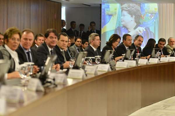 Reunião com ministros e governadores no Planalto, em junho: dívidas de estados e municípios têm reflexo nas contas federais (Monique Renne/CB/D.A Press - 24/6/13)