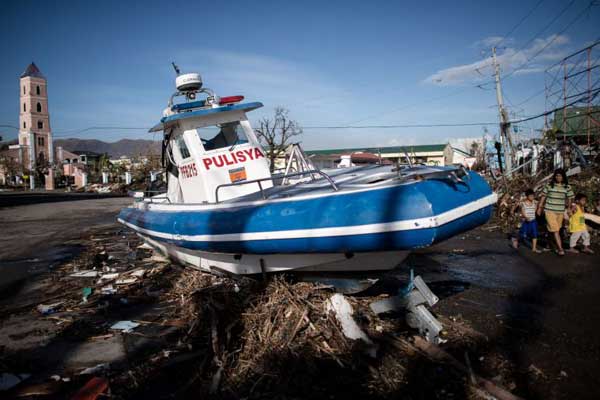 Desde a passagem do tufão, na sexta-feira da semana passada, 1.140 pessoas foram consideradas desaparecidas (AFP PHOTO/Philippe Lopez )
