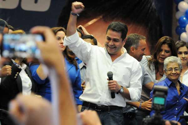 Hernández, advogado de 45 anos, se declarou presidente eleito e na segunda-feira (Orlando SIERRA/AFP)