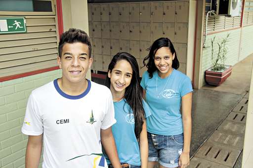 Matheus com as colegas Giovanna e Ana Cecília: boa base no CEM do Gama faz estudante ter segurança para o Enem (Ana Rayssa/Esp. CB/D.A Press)