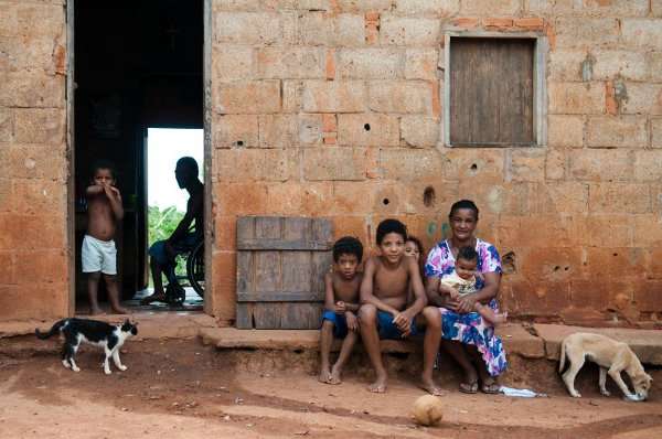 Joana Duarte Pereira, com a família, em frente à casa simples localizada na comunidade Sumidoro: 'Era muito difícil chegar à escola. Por isso, abandonei. Sofro com isso, mas não tive saída' (Janine Moraes/CB/D.A Press)