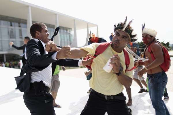 Índio tenta dar soco em segurança do Palácio do Planalto (Ueslei Marcelino/Reuters)