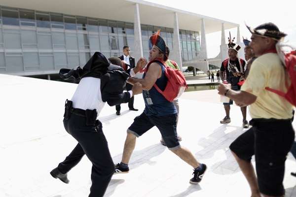 Briga entre índio e segurança na rampa do Palácio do Planalto (Ueslei Marcelino/Reuters)