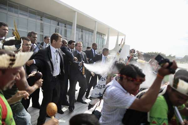 Segurança usa spray de pimenta contra os índios que tentam ocupar o Palácio do Planalto (Ueslei Marcelino/Reuters)