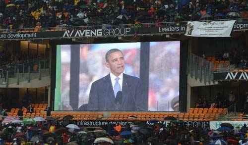 Uma tela gigante mostra o presidente dos EUA, Barack Obama durante o discurso feito no memorial para Nelson Mandela, no Soccer City Stadium, em Joanesburgo  (Roberto Schmidt/AFP Photo )