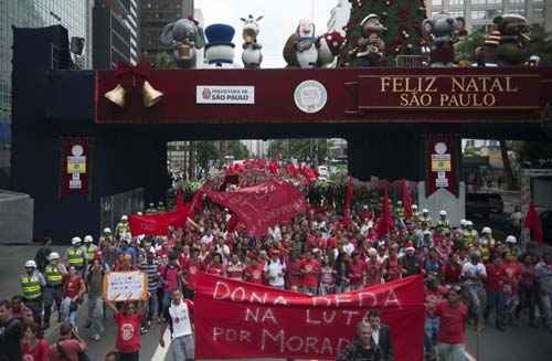 Cerca de 600 pessoas, segundo estimativa da Polícia Militar, participam de um protesto para reivindicar moradias populares, na Avenida Paulista (Marcelo Camargo/Agência Brasil) Cerca de 600 pessoas, segundo estimativa da Polícia Militar, participam de um protesto para reivindicar moradias populares, na Avenida Paulista (Marcelo Camargo/Agência Brasil)