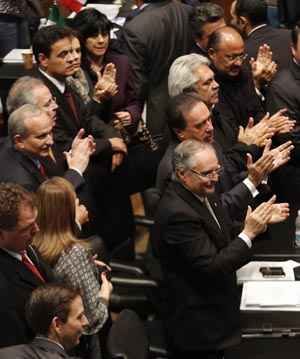 Senadores aplaudiram a aprovação do texto ( Henry Romero/Reuters) Senadores aplaudiram a aprovação do texto ( Henry Romero/Reuters)