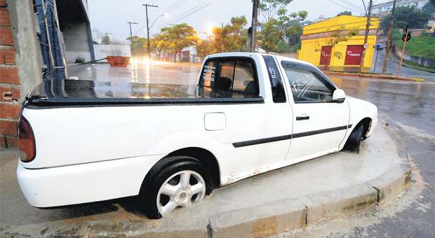 Um funcionário do posto de combustíveis vizinho disse que a caminhonete foi concretada na manhã da segunda-feira (9/12) (Beto Magalhães/EM/DA Press) Um funcionário do posto de combustíveis vizinho disse que a caminhonete foi concretada na manhã da segunda-feira (9/12) (Beto Magalhães/EM/DA Press)