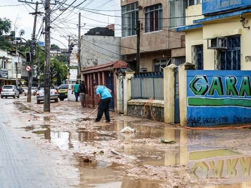 A operação para limpar e desobstruir as ruas é feita em 13 comunidades da zona norte (Agência Brasil/Cristina Índio
) A operação para limpar e desobstruir as ruas é feita em 13 comunidades da zona norte (Agência Brasil/Cristina Índio
)