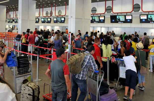 Longas filas foram formadas no Aeroporto Internacional de Brasília (Antonio Cunha/Esp. CB/D.A Press) Longas filas foram formadas no Aeroporto Internacional de Brasília (Antonio Cunha/Esp. CB/D.A Press)