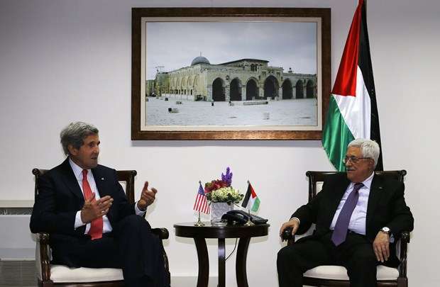 John Kerry  e o presidente palestino Mahmoud Abbas na cidade de Ramallah, Cisjordânia (Brian Snyder/ Reuters)