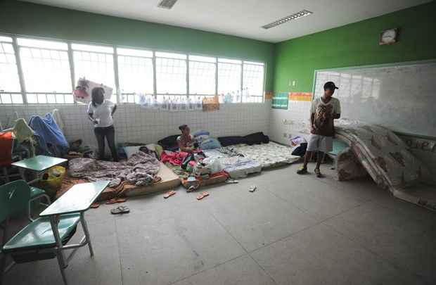 Abrigo improvisado pela prefeitura na Escola Municipal Metodista (Tomaz Silva / Agência Brasil) Abrigo improvisado pela prefeitura na Escola Municipal Metodista (Tomaz Silva / Agência Brasil)