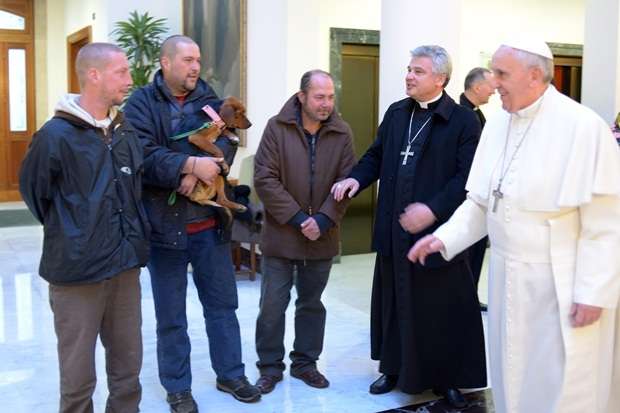 Moradores de rua foram convidados a cumprimentar o papa  ( Osservatore Romano/ Reuters)