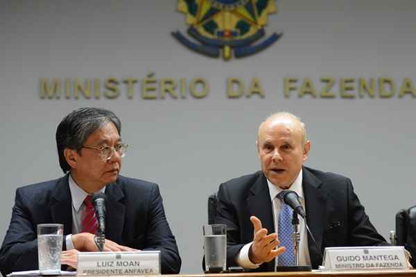 O presidente da Associação Nacional dos Fabricantes de Veículos Automotores (Anfavea), Luiz Moan, e o ministro da Fazenda, Guido Mantega, falam à imprensa após reunião sobre a obrigatoriedade de air bags e freios ABS nos automóveis produzidos no país a partir do próximo ano (Fabio Rodrigues Pozzebom / Agência Brasil
)